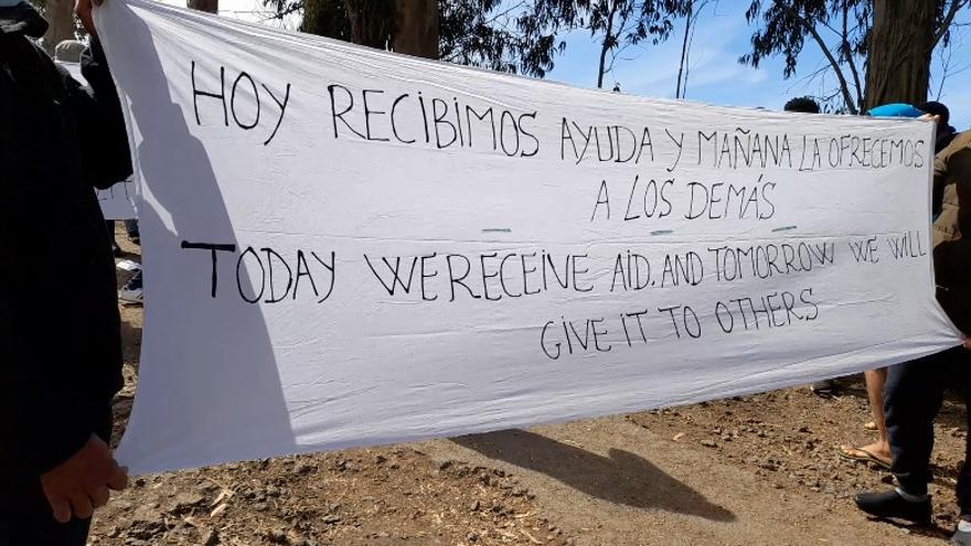 Pancarta mostrada en las protestas del campamento de acogida de Las Raíces