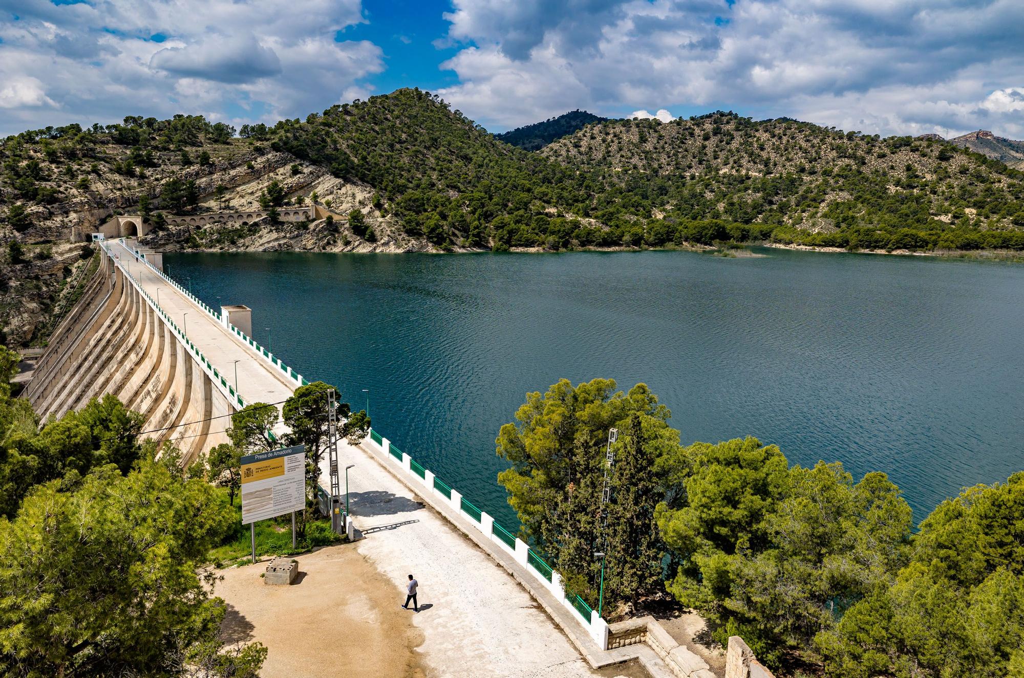 El embalse del Amatorio Orxeta llega casi al 84% y sigue entrando agua, lo que podría hacer que se abrieran las compuertas en unos días si se llega al tope | Los regantes tienen garantizada el agua de riego para los próximos meses