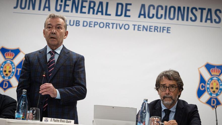 Paulino Rivero y Octavio Cabrera, miembros del actual consejo de administración, en la sesión asamblearia del jueves. | ARTURO JIMÉNEZ