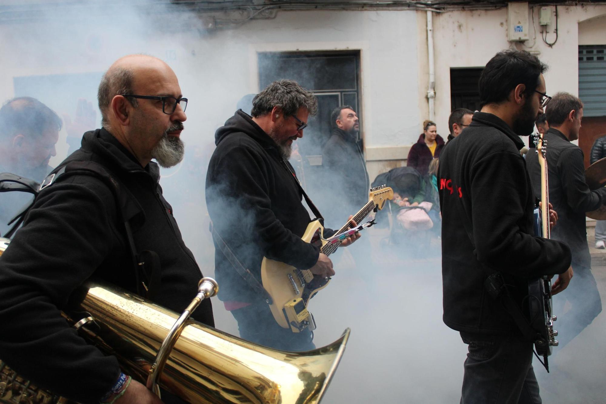 Las comisiones falleras llenan Alzira de música y baile en el desfile de pasodobles