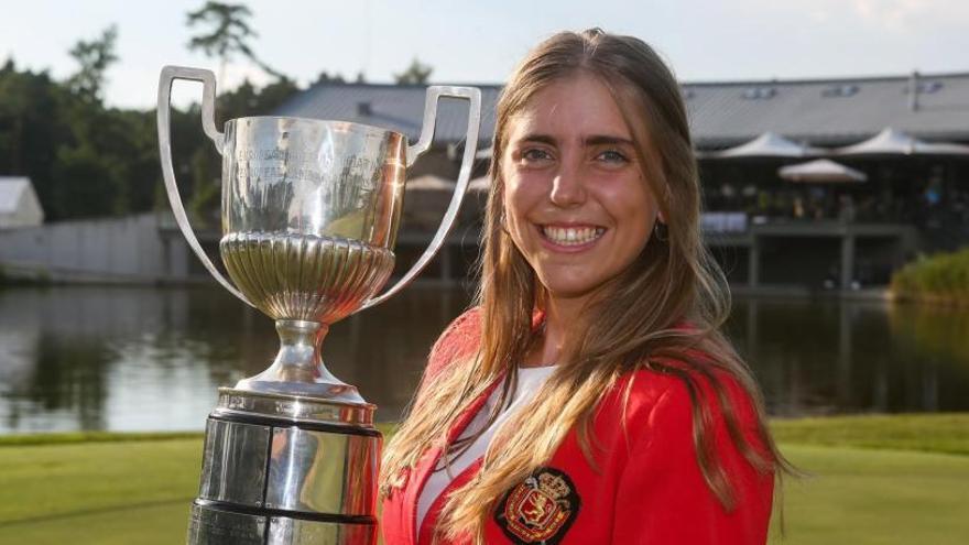 Una foto de archivo de Celia Barquín levantando un trofeo.