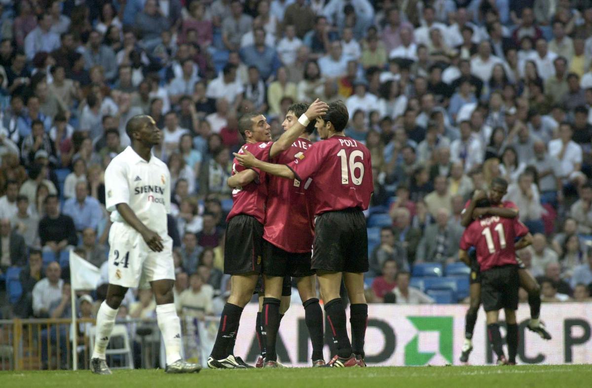Pandiani, Riera y Poli celebran uno de los 5 goles ante el Real Madrid. Temporada 2002/03.