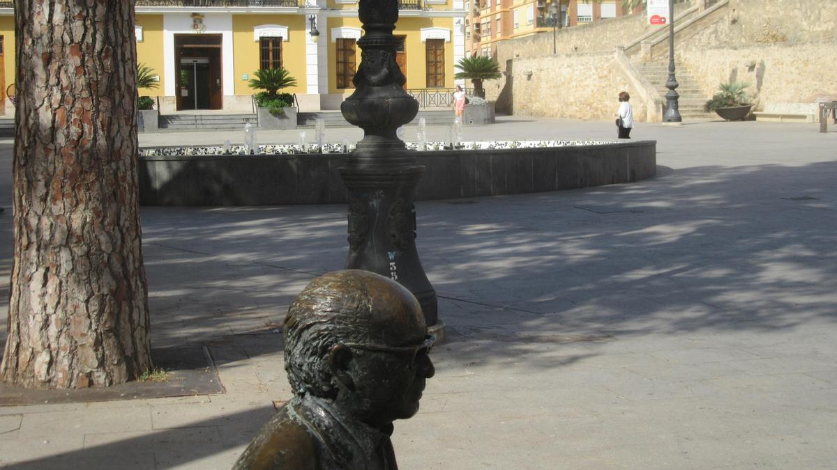 Busto de Estellés con el Ayuntamiento de Burjassot al fondo.
