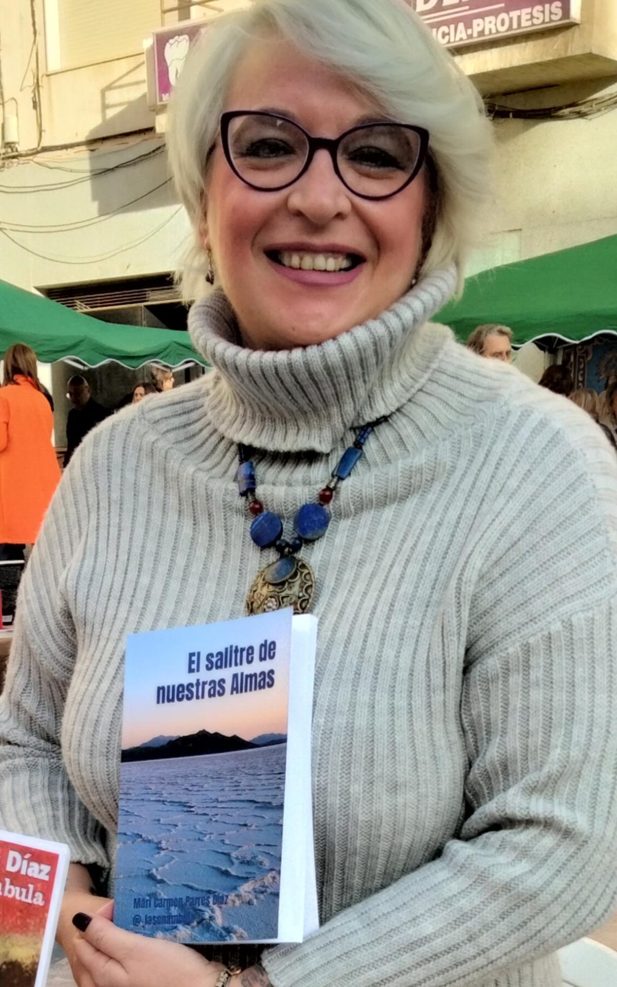 La escritora ilicitana, Mari Carmen Parres, con el libro.