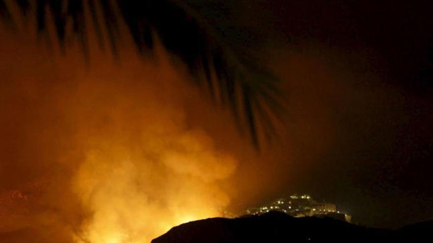 Vista general del incendio declarado en el paraje natural almeriense de Sierra Cabrera, en el término municipal de Turre (Almería).