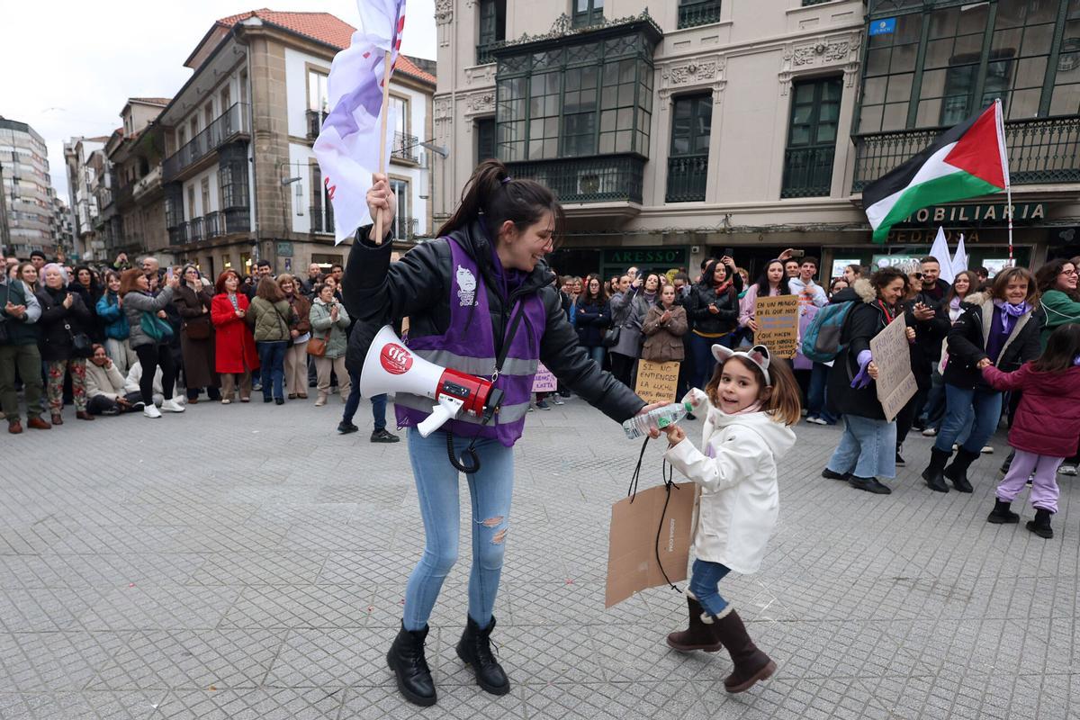 El 8 de marzo, Día Internacional de la Mujer, se celebró en Pontevedra con la participación de miles de personas y dos manifestaciones.