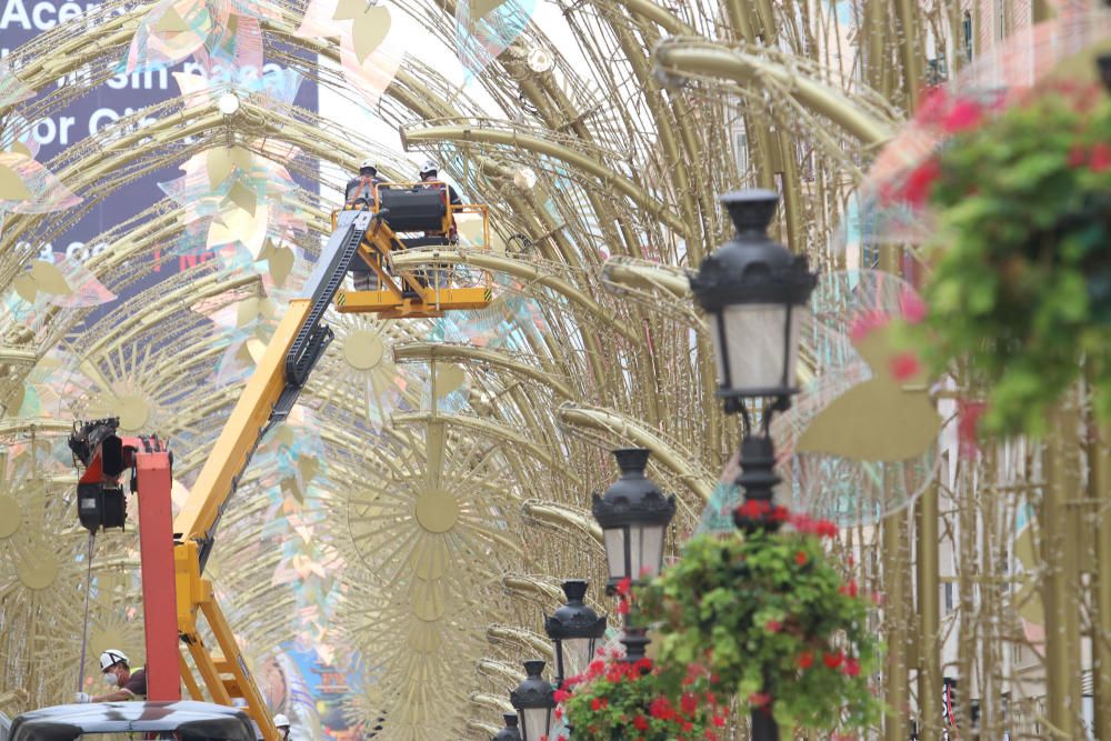 Una vez instalada la estructura los operarios se encargan ahora de colocar los elementos que componen la cúpula luminosa del alumbrado.