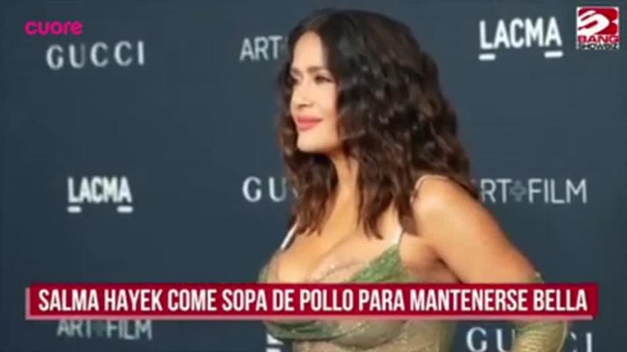 La 'combi completa' de Salma Hayek: 'skincare' y sopa de pollo