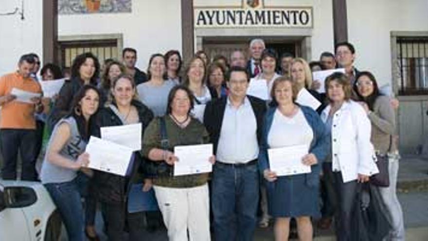 Tovar agradece en Aldeanueva del Camino el papel clave de las mancomunidades para localizar yacimientos de empleo