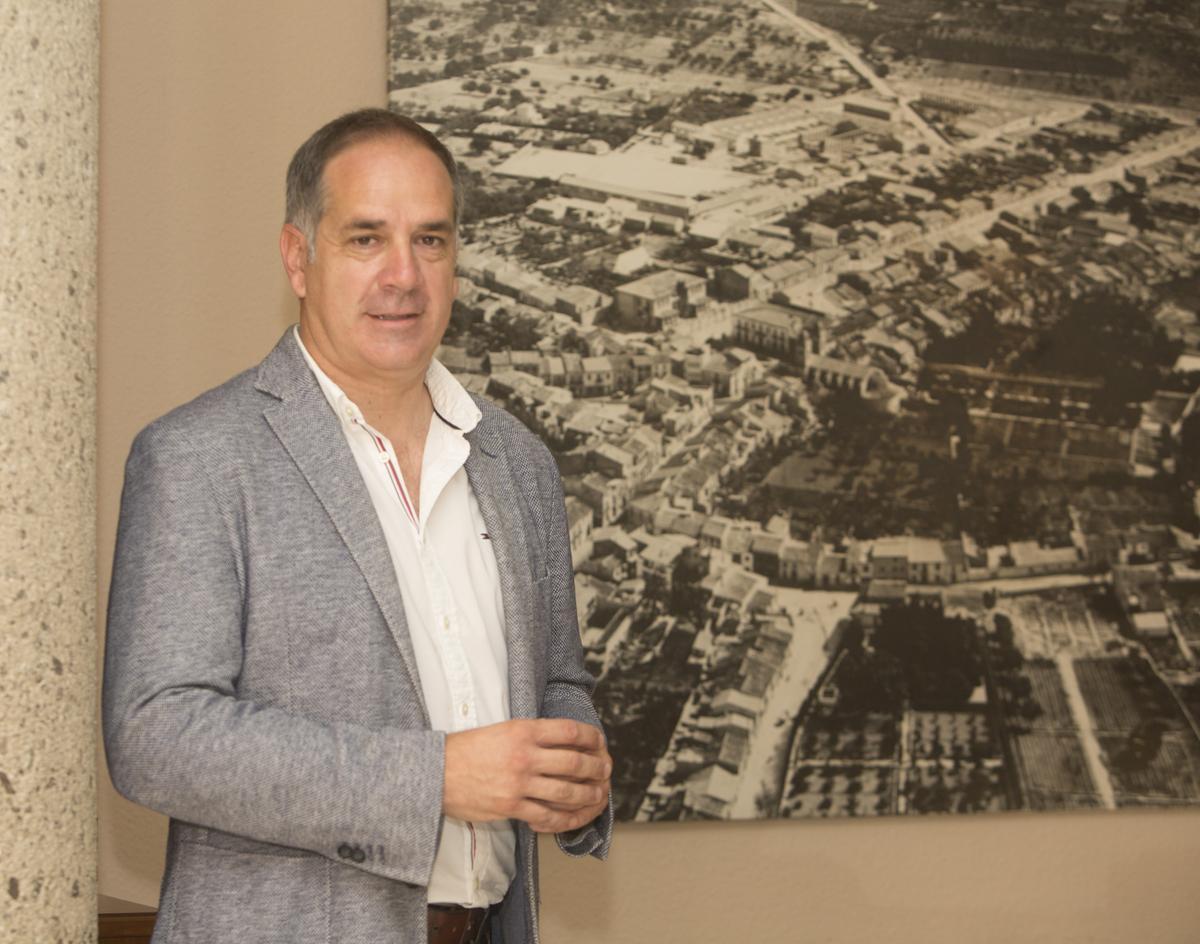 Román, en su despacho en el Ayuntamiento de Sant Joan