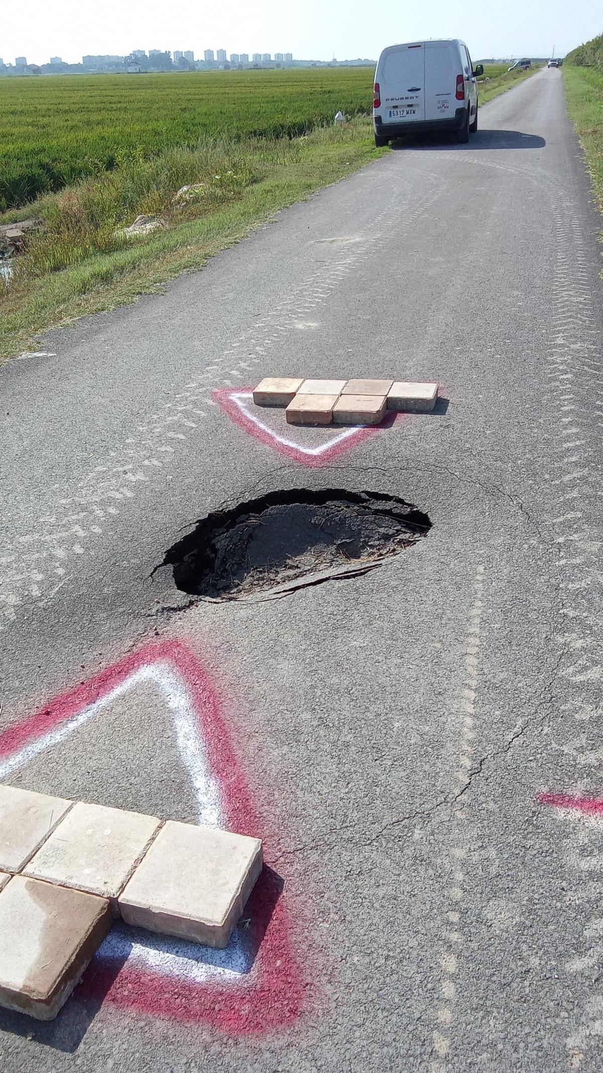 El boquete aparecido en el camino.