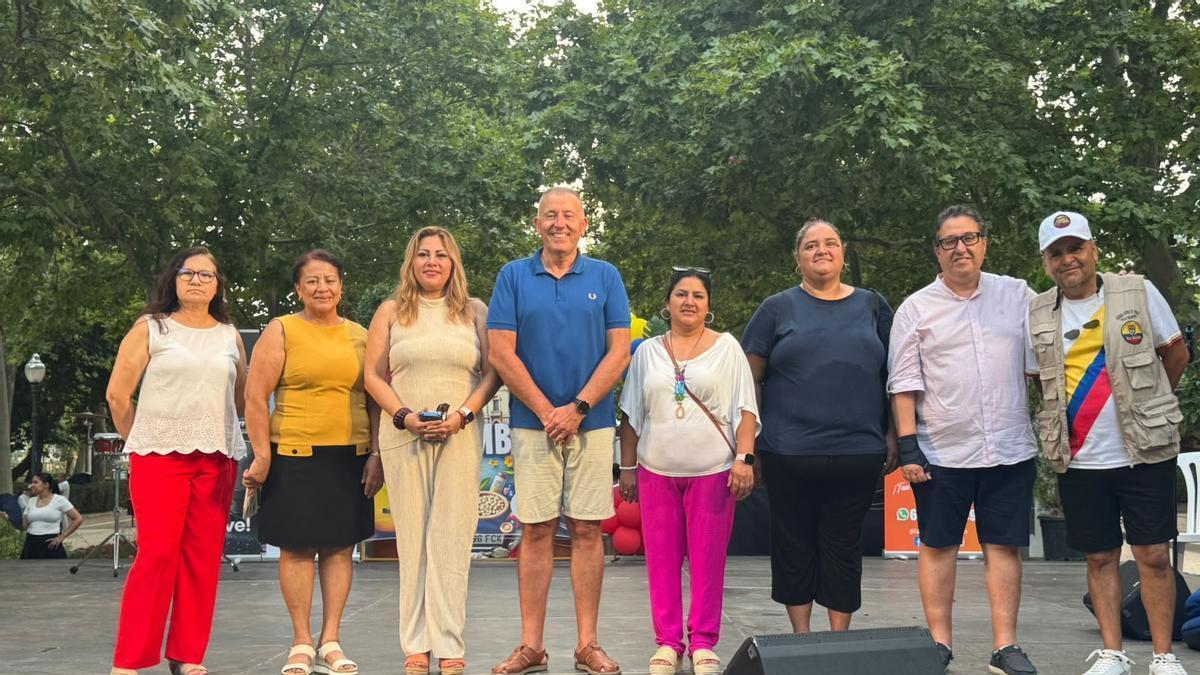 El concejal Sales, el Día de Colombia en Castelló, junto al edil Cabañero y representantes de colombianos en la ciudad.