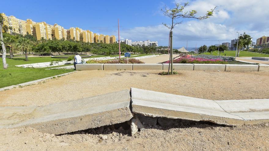 Zonas en mal estado en el parque del barranco de La Ballena