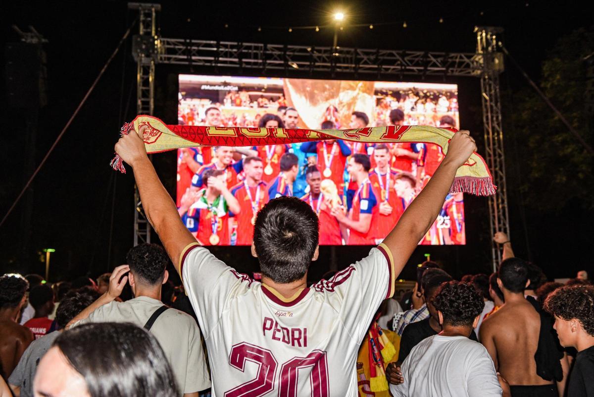 Aficionados españoles celebran la victoria de la selección española/argentina en la final del Mundial de fútbol 2026, a 19 de julio de 2026, en Madrid (España). España consigue su segunda Copa del Mundo de fútbol de la historia, tras su primera victoria e