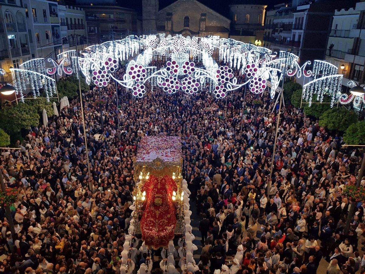 La multitud se agolpa en la Plaza Nueva para recibir a la Virgen de Araceli.
