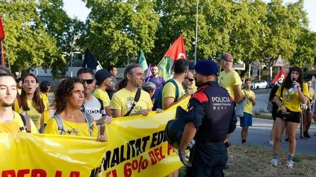 Uns 200 docents del Bages es concentren Manresa en el primer dia de curs