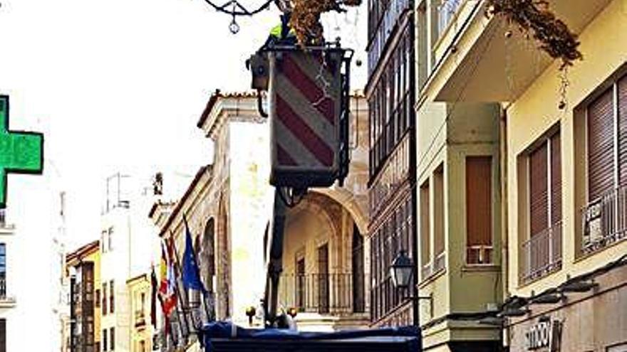 Zamora dice adiós  a las fiestas navideñas con la retirada de las luces