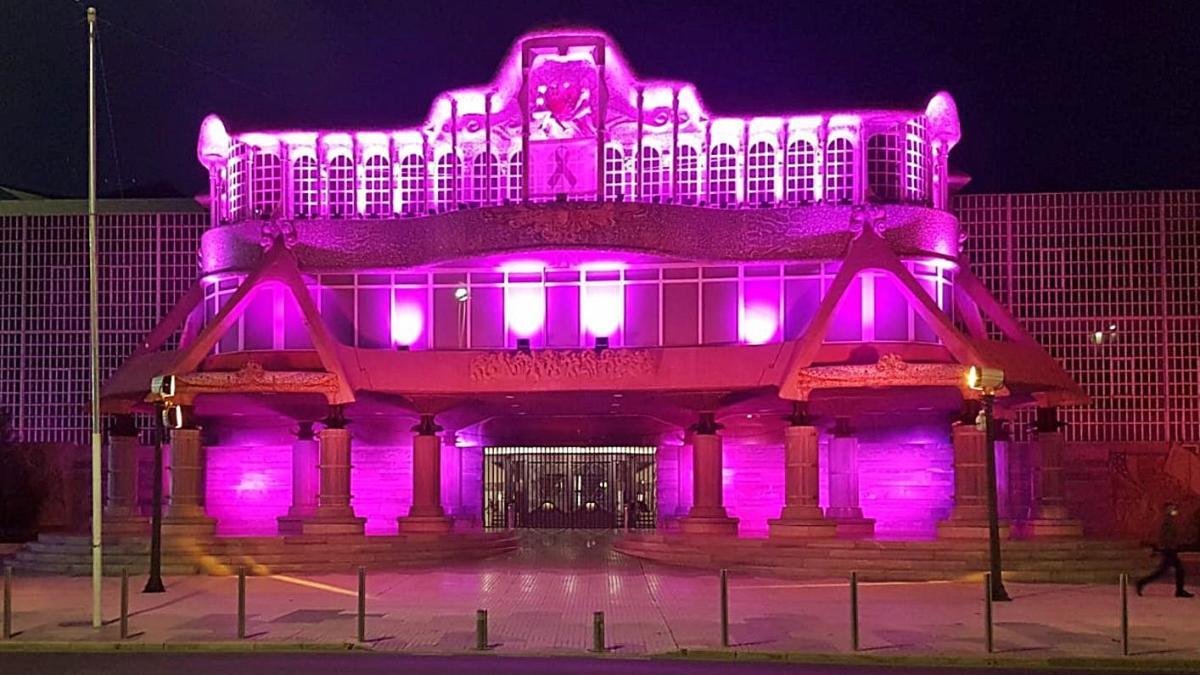 Luces, imágenes y flores frente a la Asamblea Regional