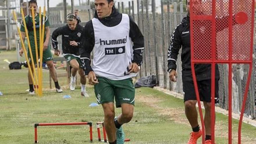 Ramón Folch, durante un entrenamiento en el campo anexo al Martínez Valero.