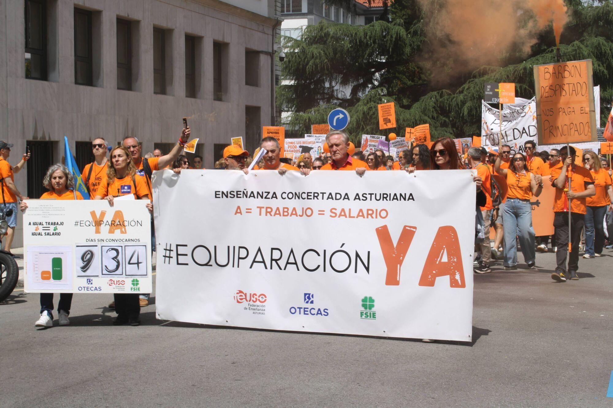 Así fue la multitudinaria marcha naranja de la concertada en Asturias