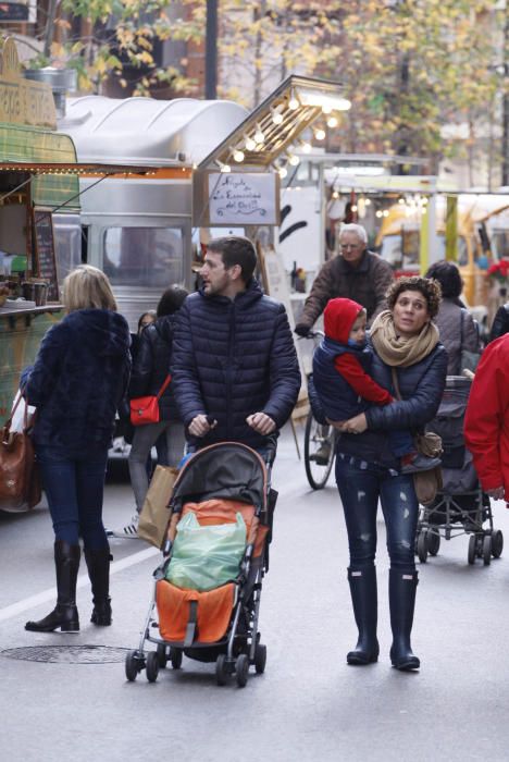 Les «food trucks» omplen de gent el carrer Migdia de Girona