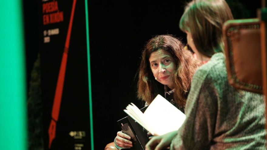 Ana Merino y Azahara Alonso, de espaldas, ayer, durante el encuentro en el Antiguo Instituto. | Juan Plaza