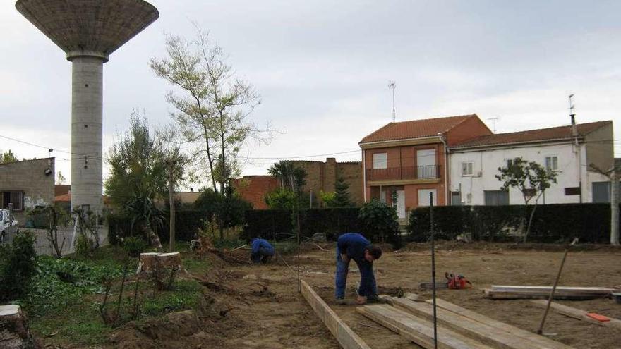 Villanueva de Azoague. Dos trabajadores hace años realizan obras junto al depósito de agua.