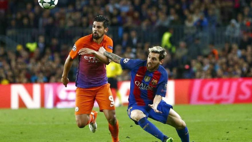 Nolito pugna por un balón con Messi, durante el partido disputado ayer en el Camp Nou. // Quique García