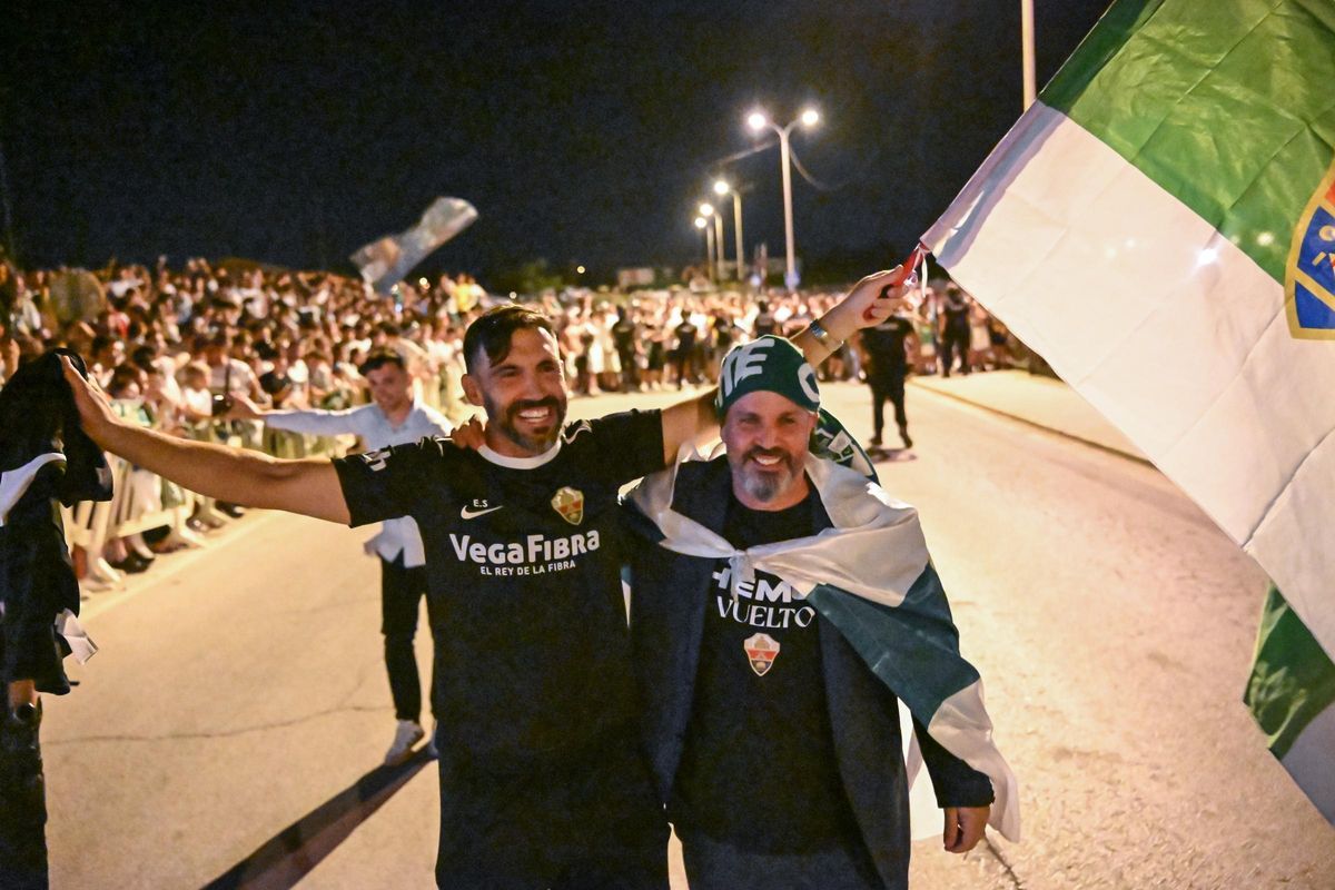Eder Sarabia and Christian Bragarnik, united and happy during the arrival at the stadium in the early hours of Monday.