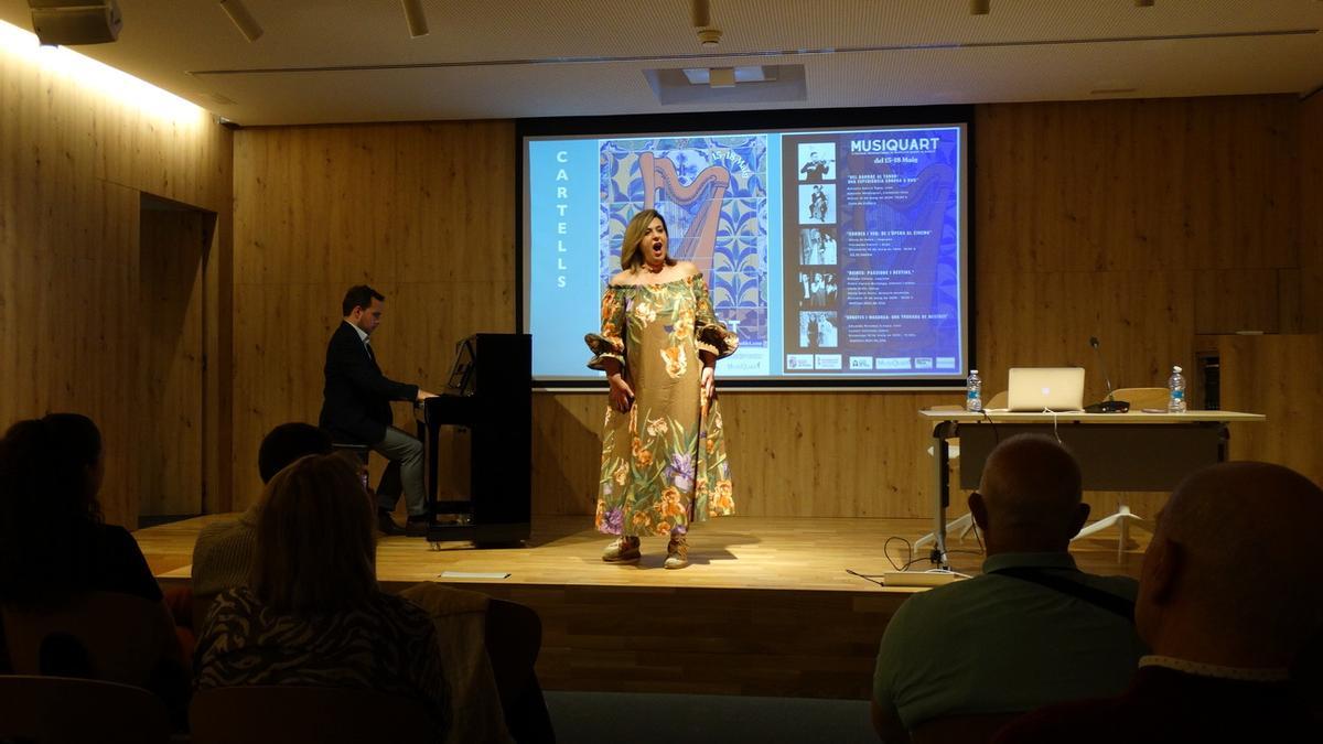 El pianista Pablo García Berlanga y la soprano Paloma Chiner, durante la presentación de MusiQuart
