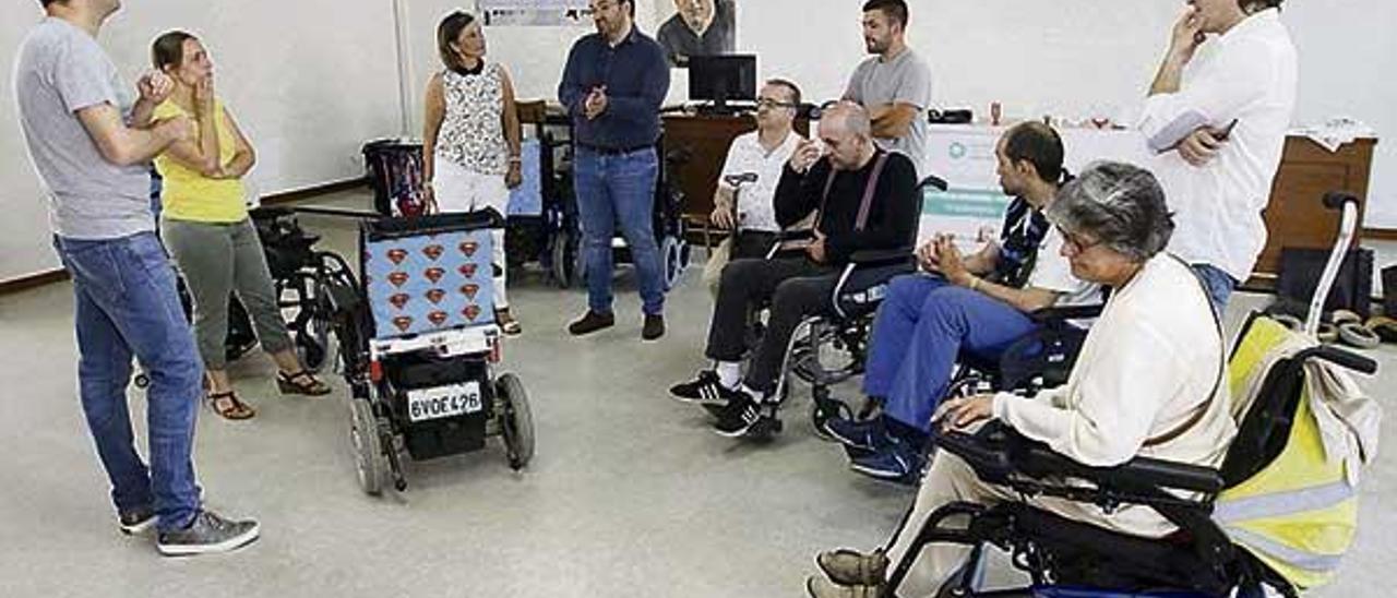 Profesionales y usuarios de Alento junto a profesores del colegio Hogar en el acto de entrega de sillas.  // Alba Villar