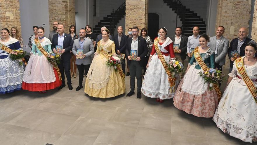 Representantes festivas, alcalde, concejales y presidente de la Junta de Festes, con el programa de Sant Pasqual en la mano tras la presentación del mismo en el Gran Casino.