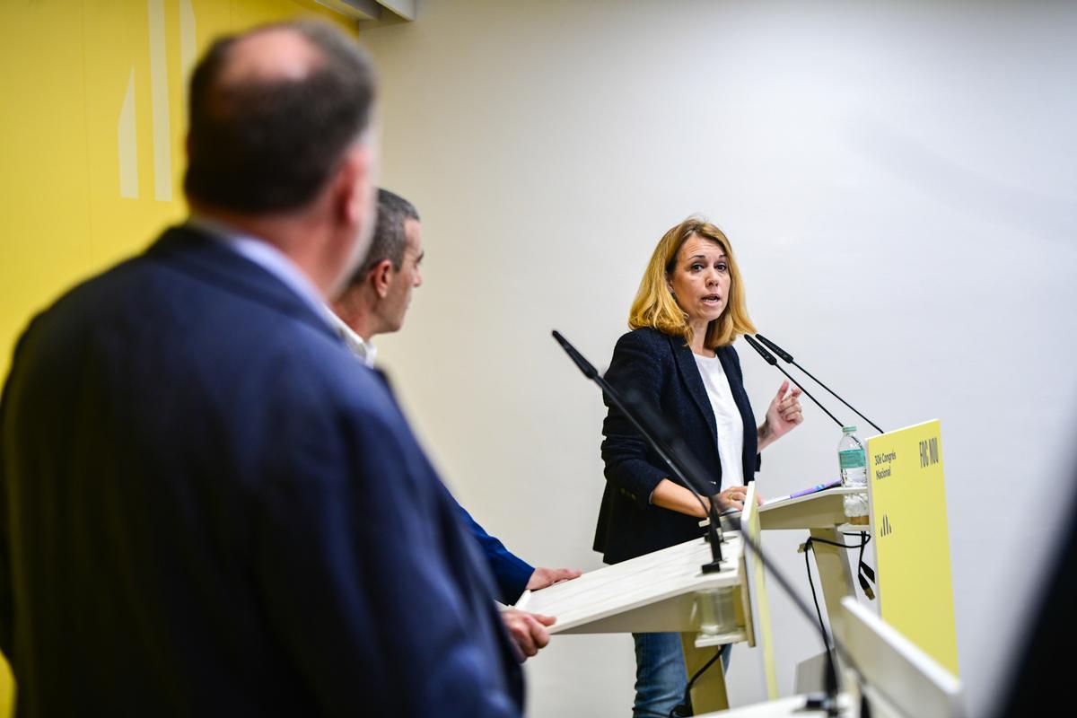 Oriol Junqueras y Xavier Godàs escuchando a Helena Solà el día del debate entre presidenciables.