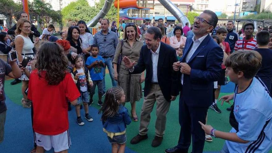 Abel Caballero y el edil de Parques y Comercio, Ángel Rivas, en la inauguración del espacio infantil. // FdV