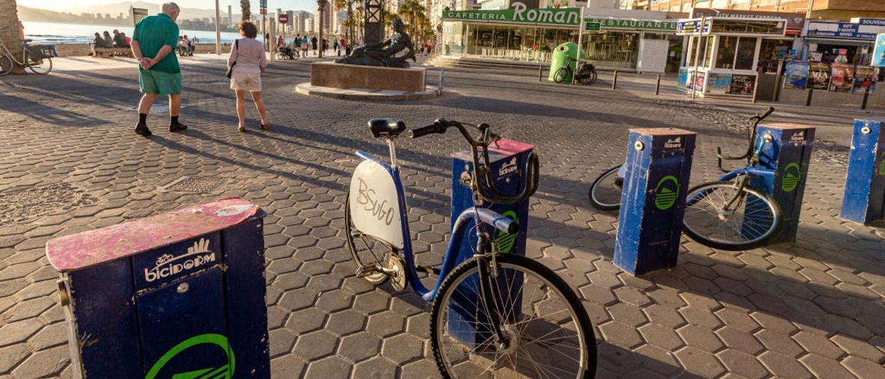 Una de las bases de bicicletas de alquiler ubicadas en el municipio con desperfectos.