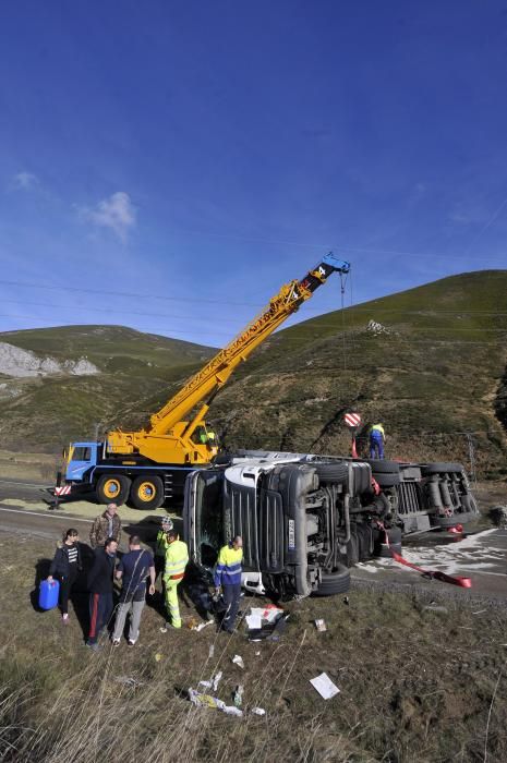 El vuelco de un camión obliga a cortar la carretera de Pajares