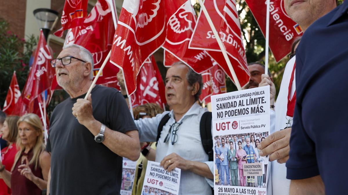 Concentración convocada frente al hospital Clínico de València por UGT.