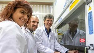 De izquierda a derecha, Raquel Sánchez López, Guillermo Albaladejo y José Luis Todolí, el equipo investigador.