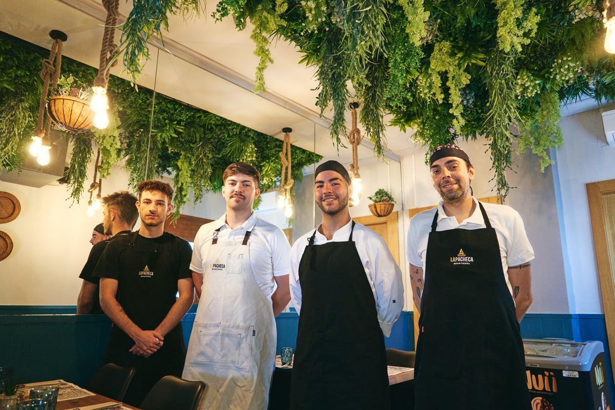 El chef Nacho Tello, primero por la derecha junto a miembros de su equipo.