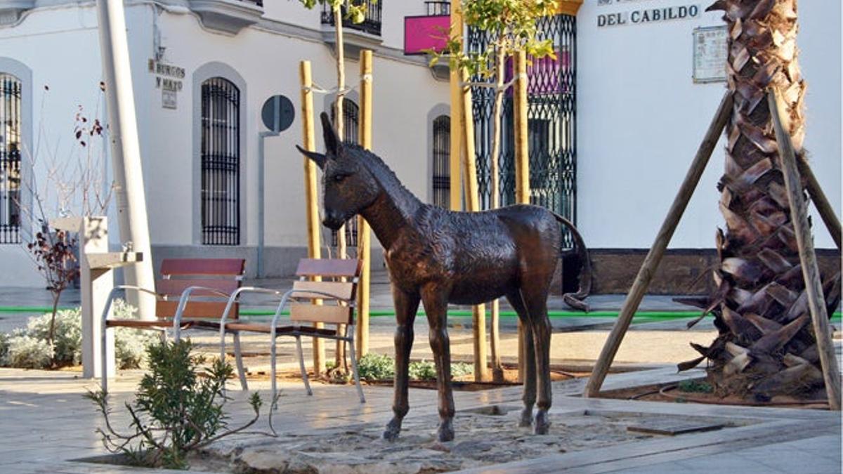 El universal "Platero" preside la Plaza del Ayuntamiento de Moguer.