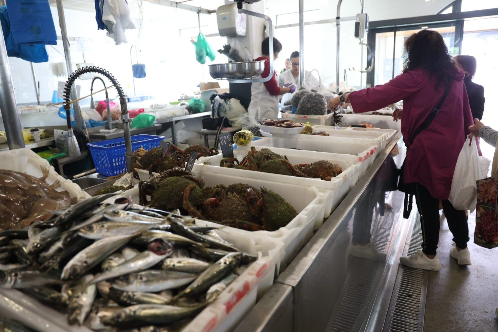 Venta de sardina en la plaza de abastos de Vilagarcía, ayer.