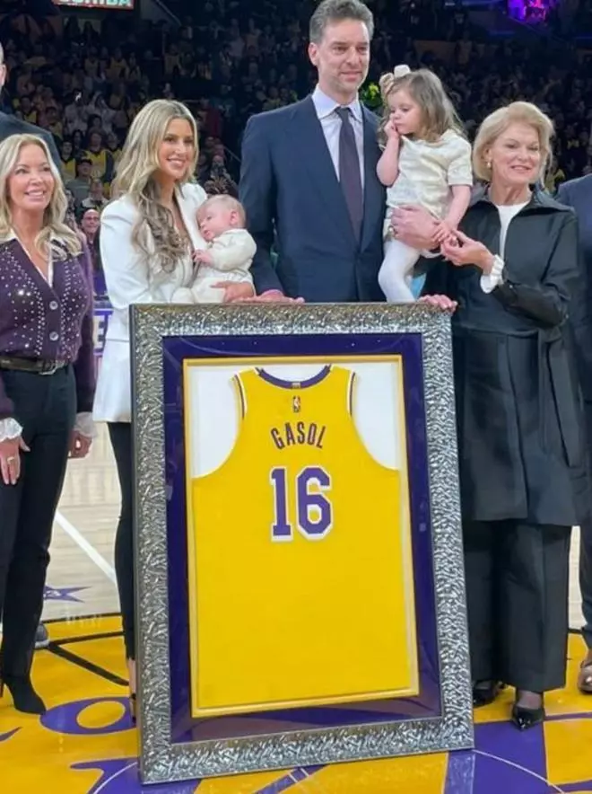 La camiseta con el dorsal 16 de Pau Gasol ya cuelga junto a la de Kobe Bryant en el templo de Los Angeles Lakers