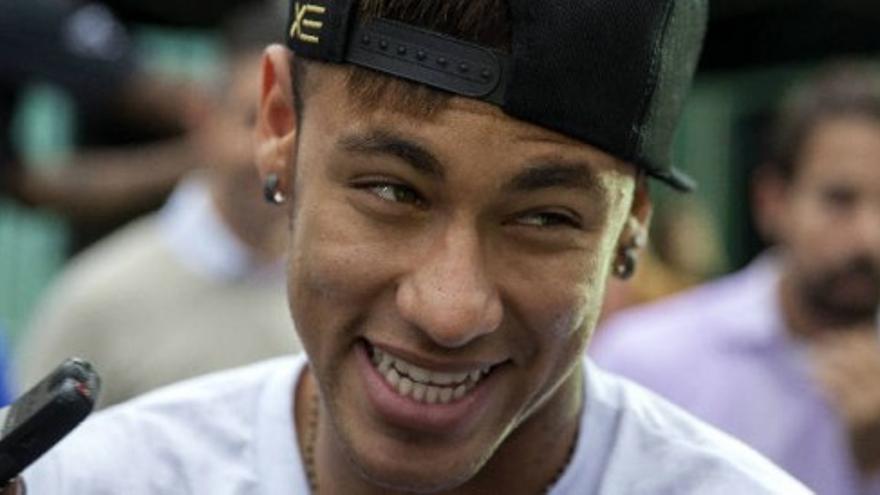 Neymar levanta pasiones en un modesto colegio de Barcelona