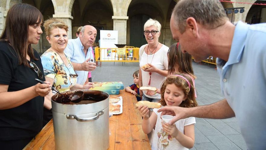 Arribada de la Flama del Canigó, l&#039;any passat, a la plaça Major.