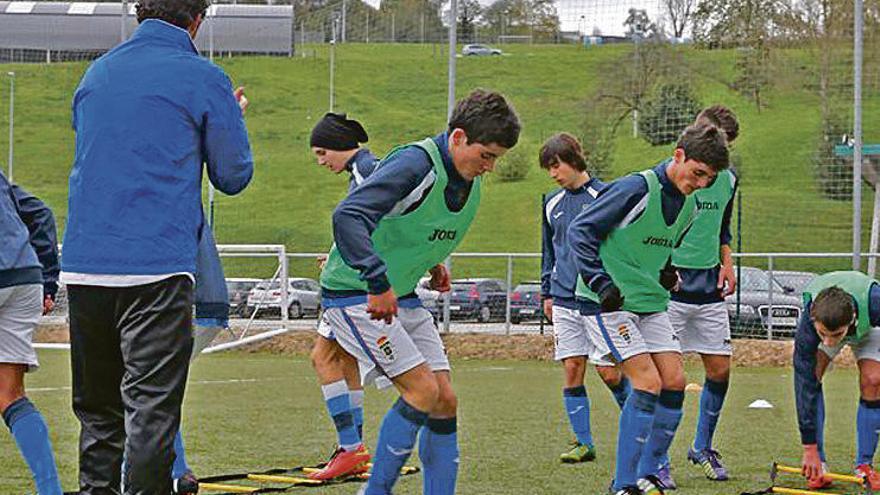 Jorge y Javi Mier, segundo y tercero por la izquierda, en un entrenamiento en las instalaciones de El Requexón.