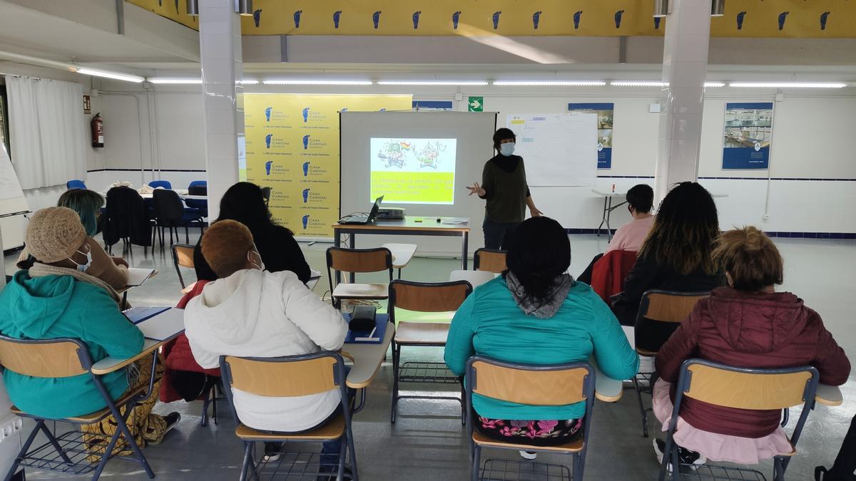 Casa Caridad y Movimiento Por La Paz organizan el taller “El juguete infantil, valores de no violencia”.