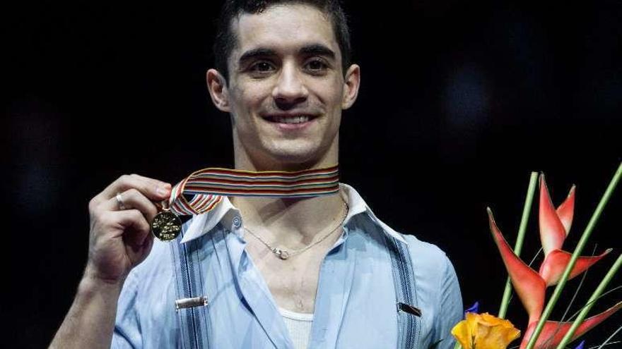 Javier Fernández muestra la medalla en el podio. // Efe