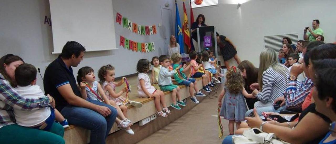 Los niños, a la izquierda, durante la graduación.