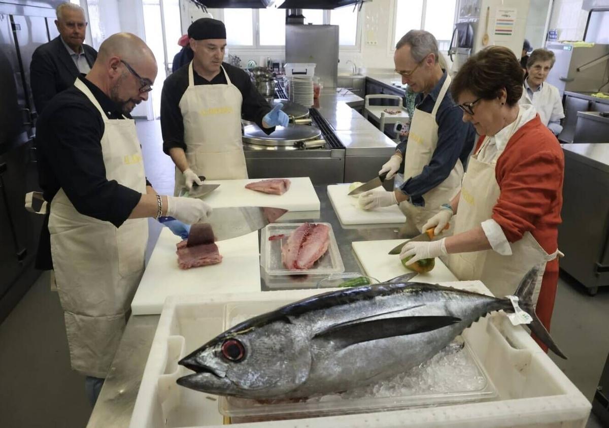 El "campanu del mar", marmitaco solidario en la Cocina Económica