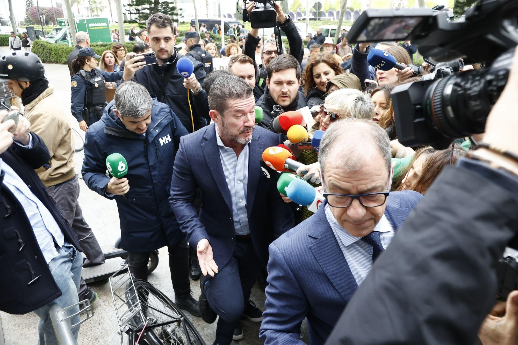La llegada de la exconsellera Pradas y Argüeso para declarar como imputados por la gestión de la dana